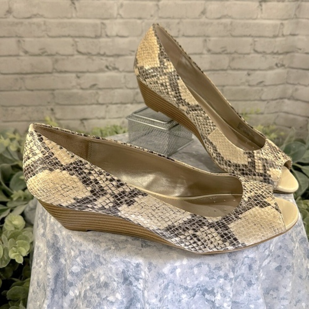 Alfani Step’nFlex Cammi Faux Snakeskin Ivory & Gray PeepToe Wedges WMS 9M✨VGUC✨